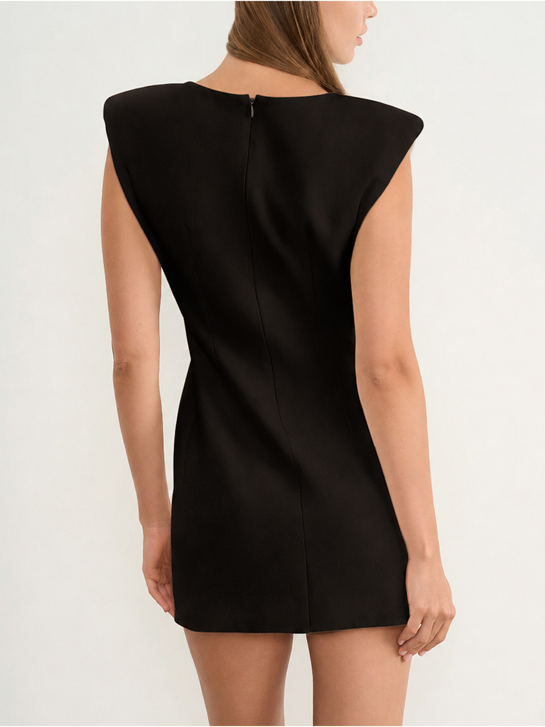 Платье мини с акцентными плечами из шерсти