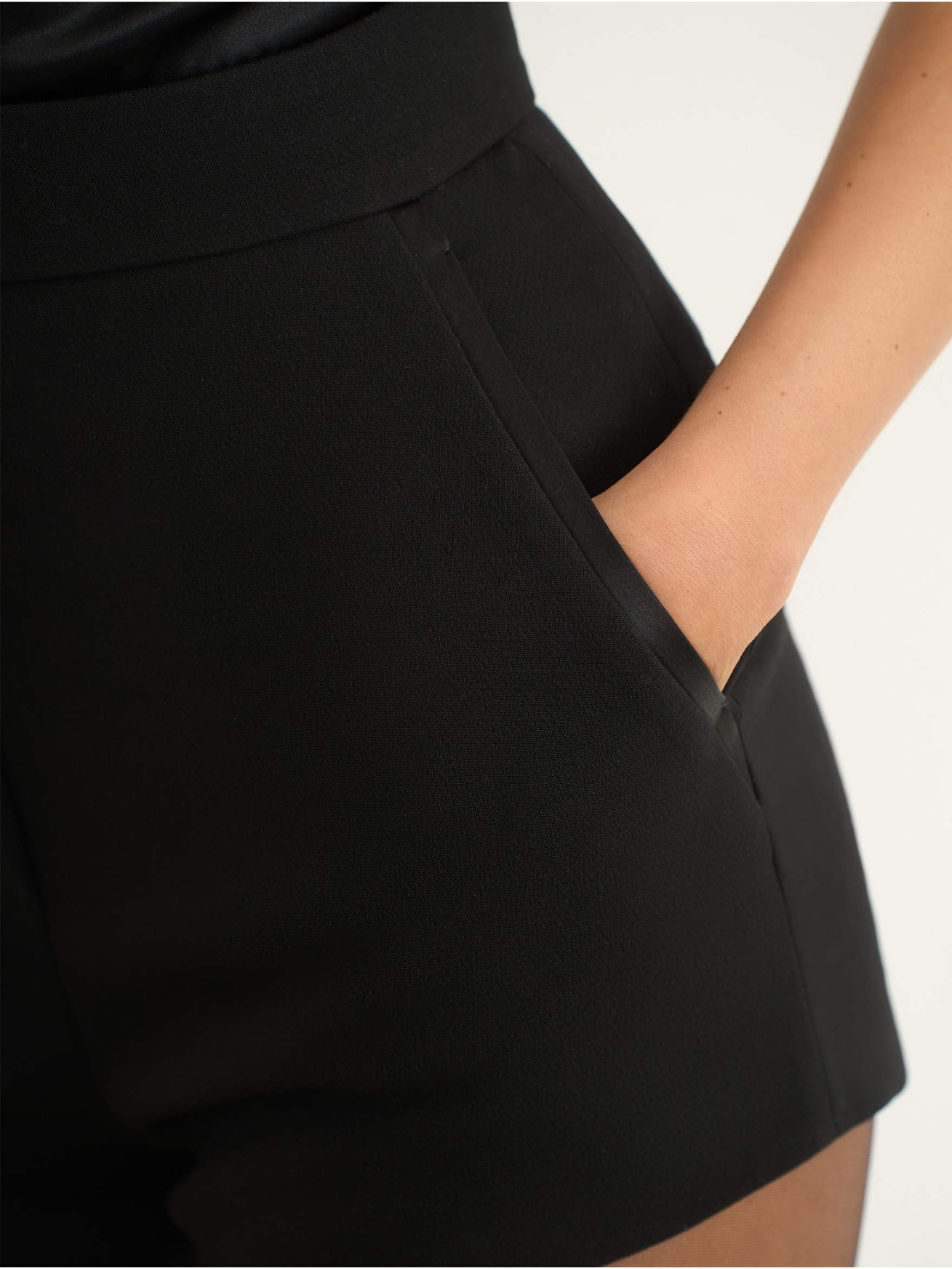 Мини шорты из крепа и атласа