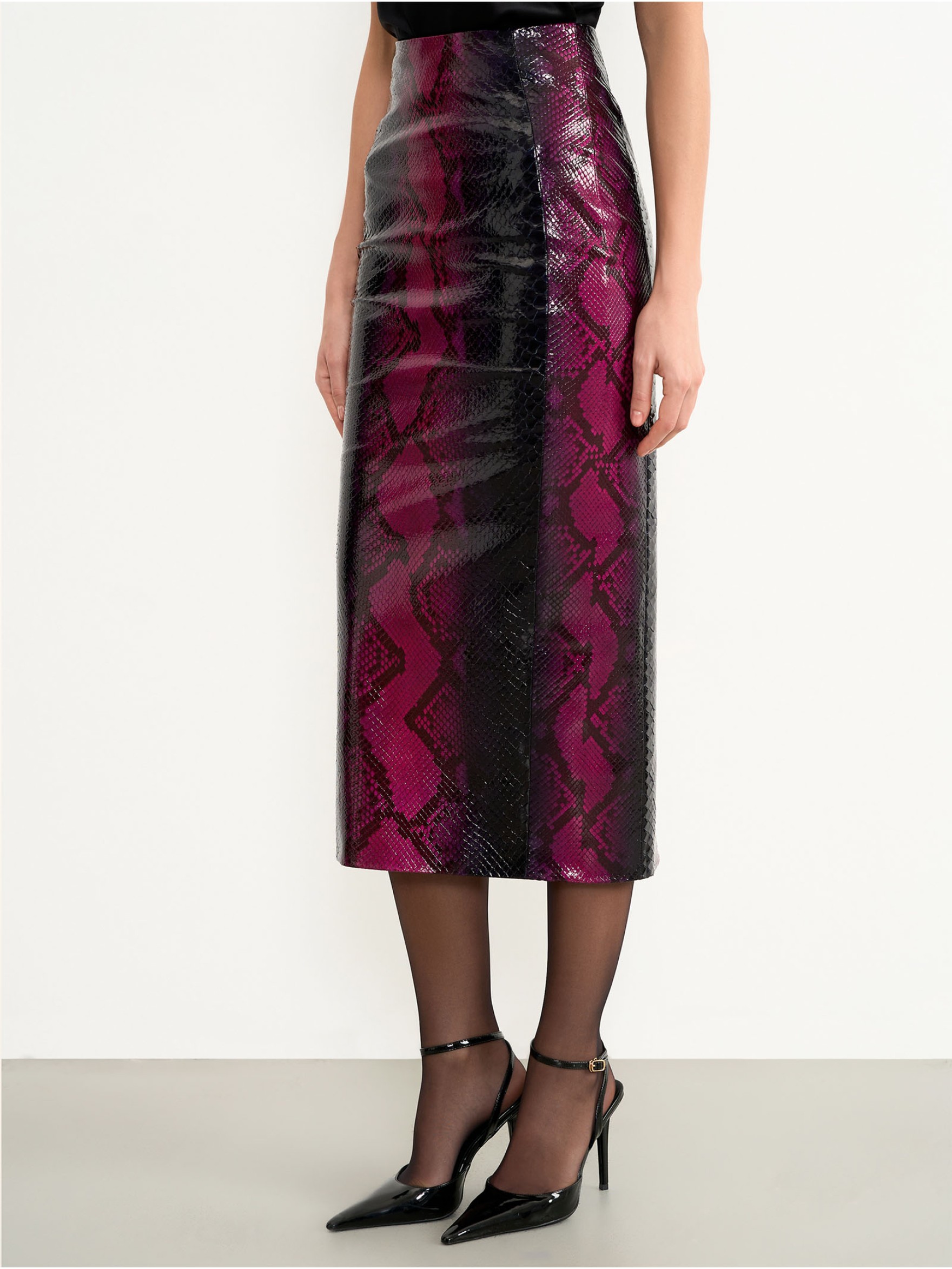 Силуэтная миди юбка из кожи питона