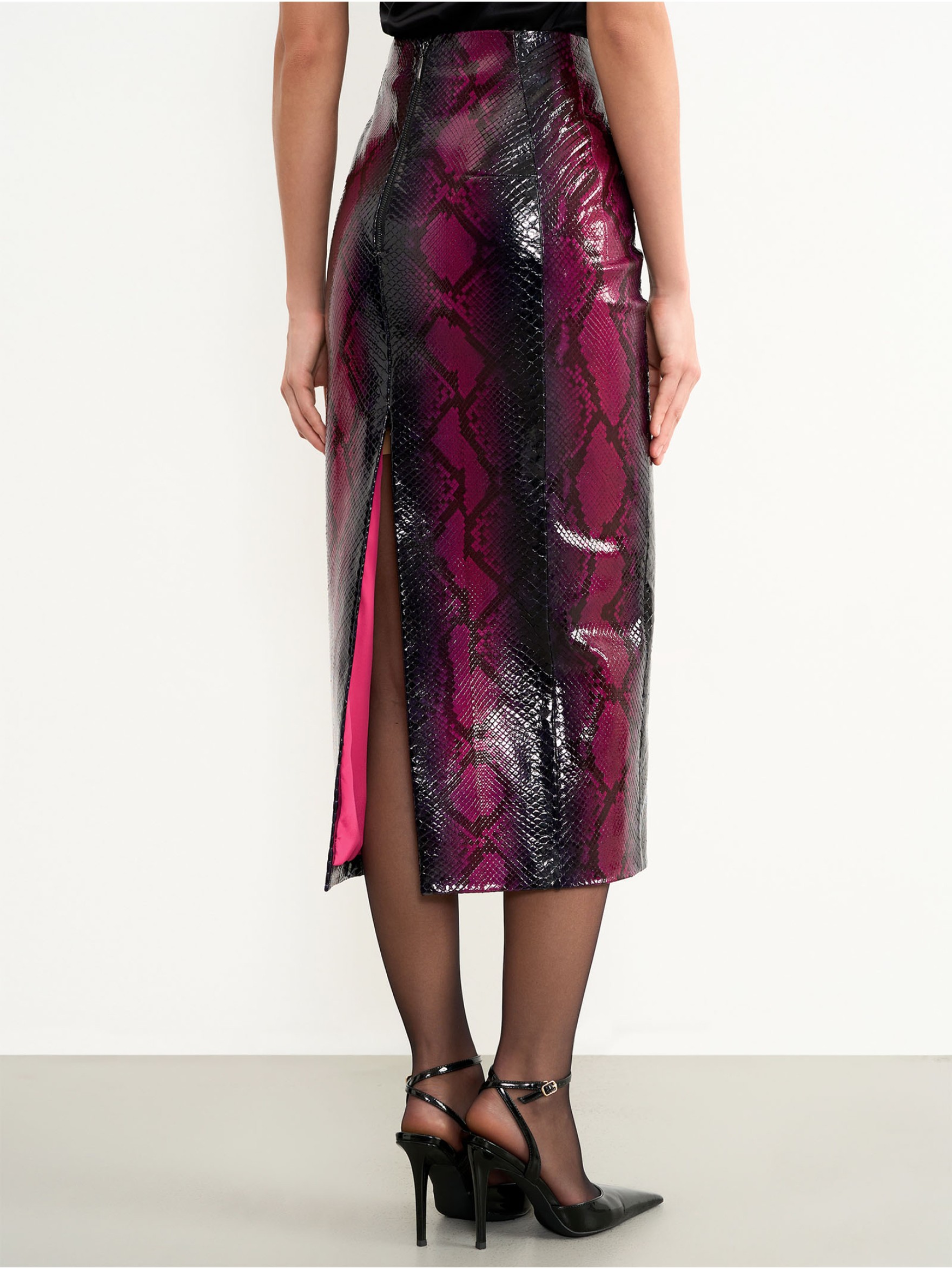 Силуэтная миди юбка из кожи питона