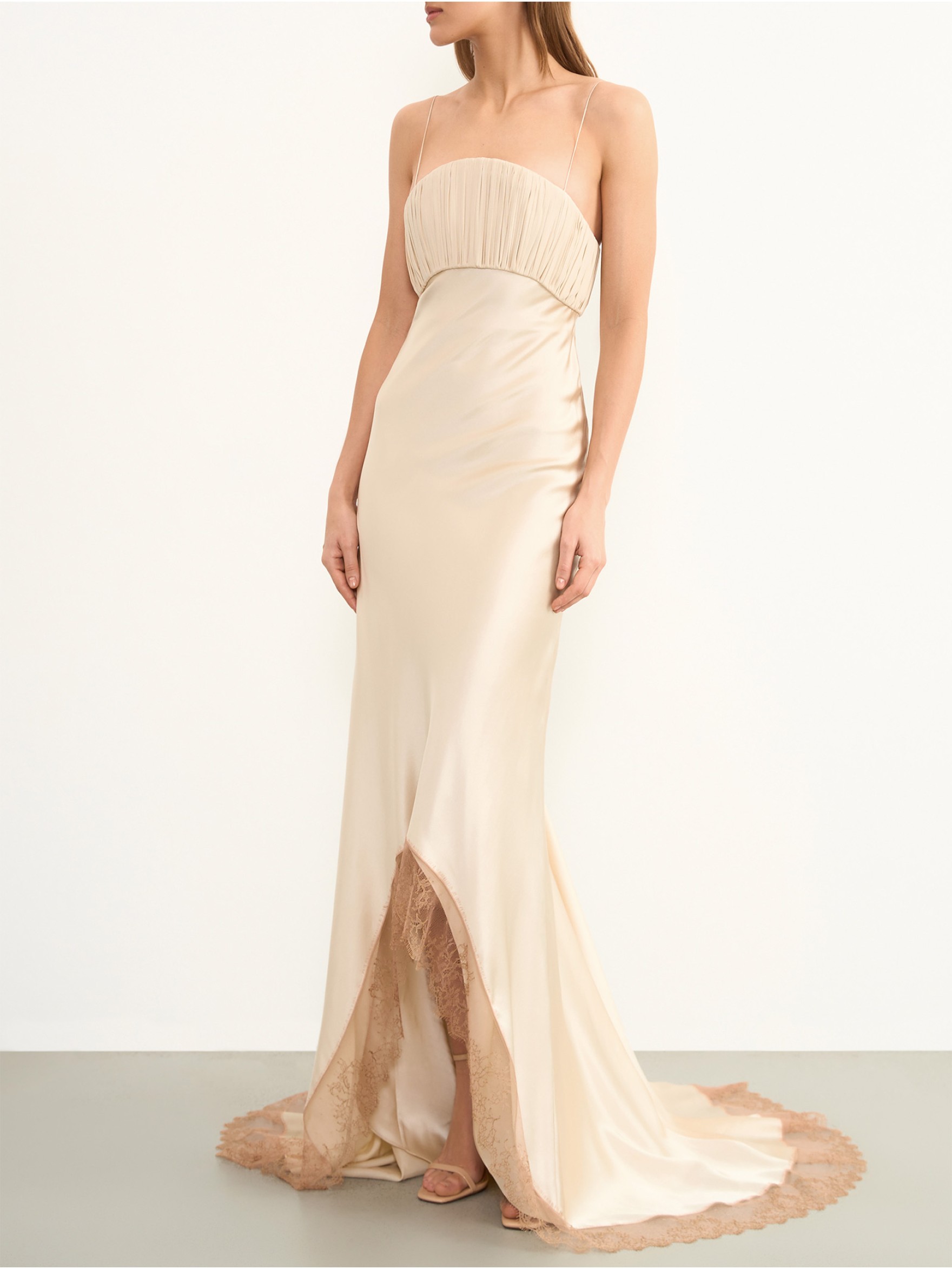 Платье миди со шлейфом на бретелях из шелка и кружева