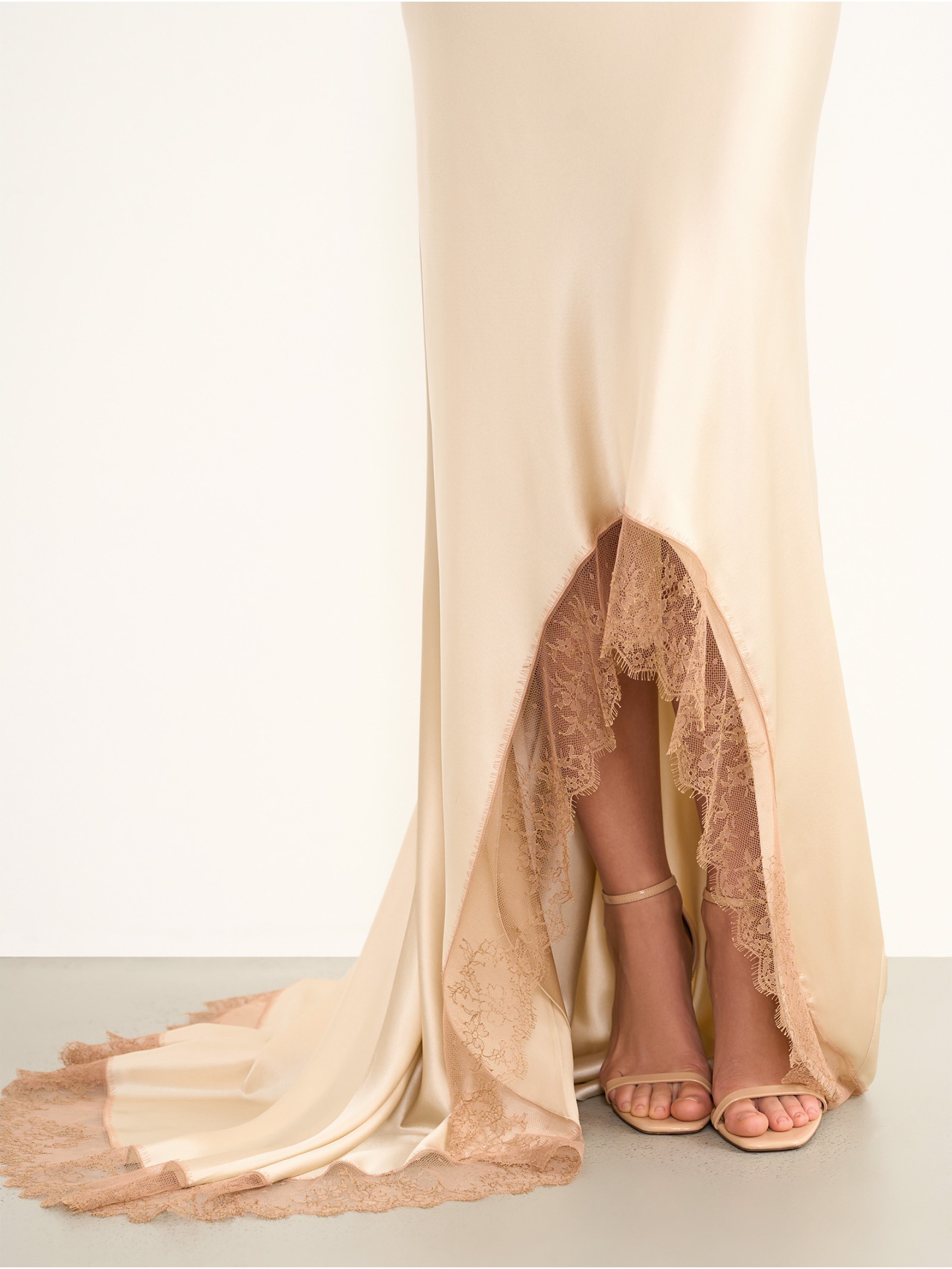 Платье миди со шлейфом на бретелях из шелка и кружева