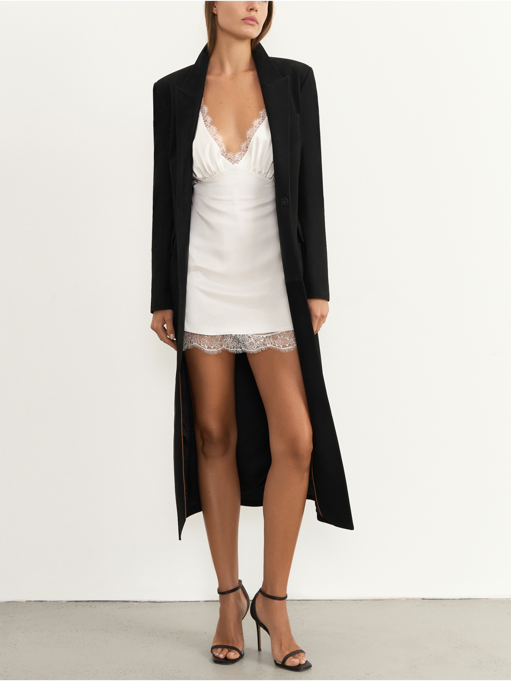 Мини платье комбинация из шелка и кружева 