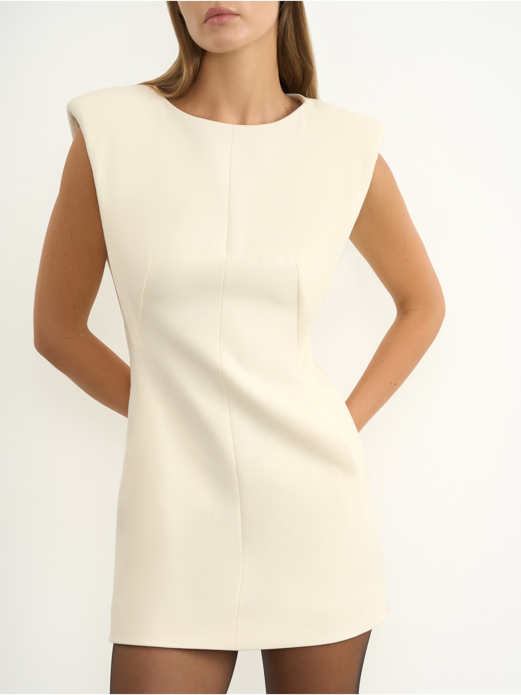 Мини платье с акцентными плечами