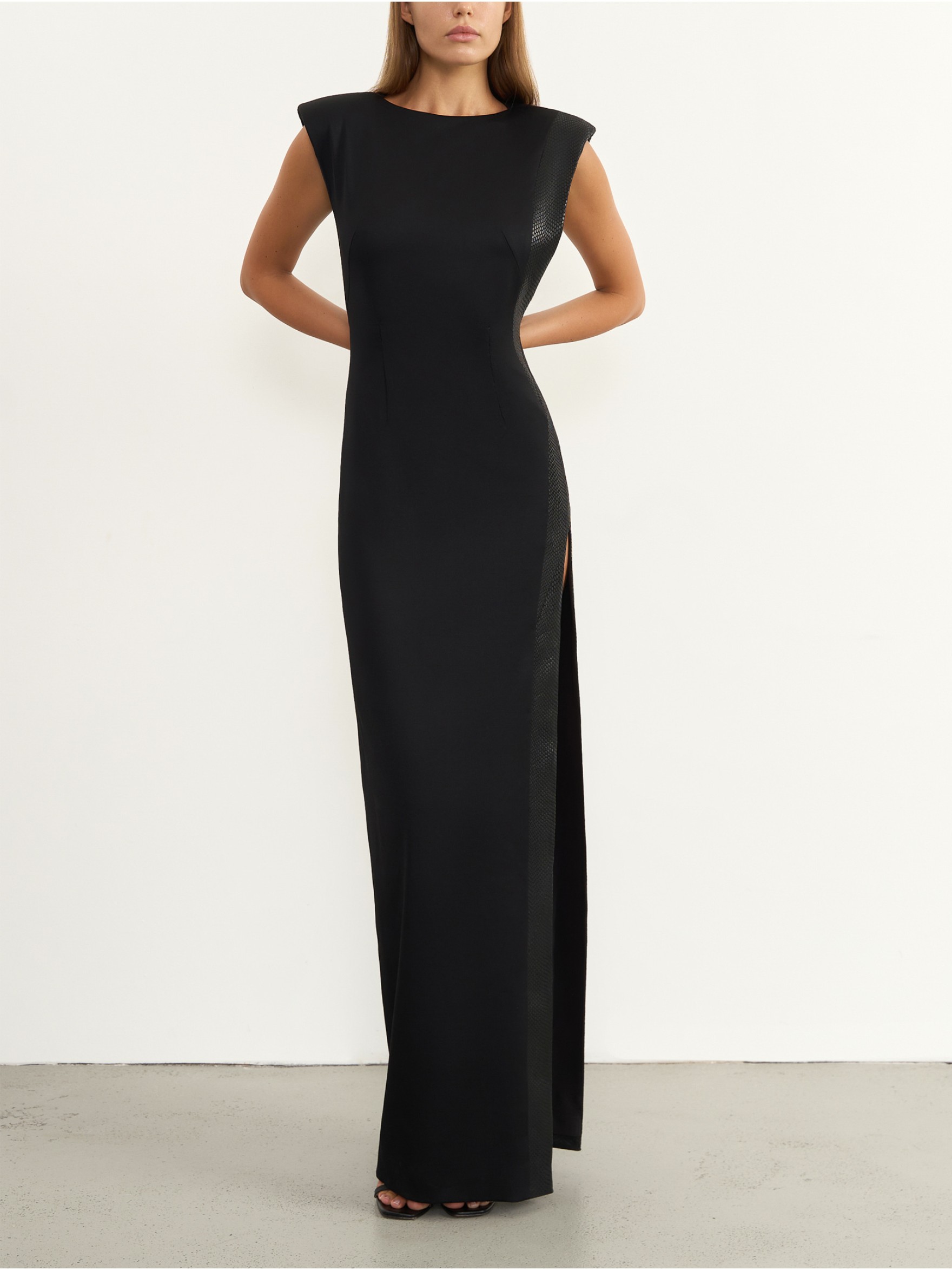 Платье макси с высоким разрезом