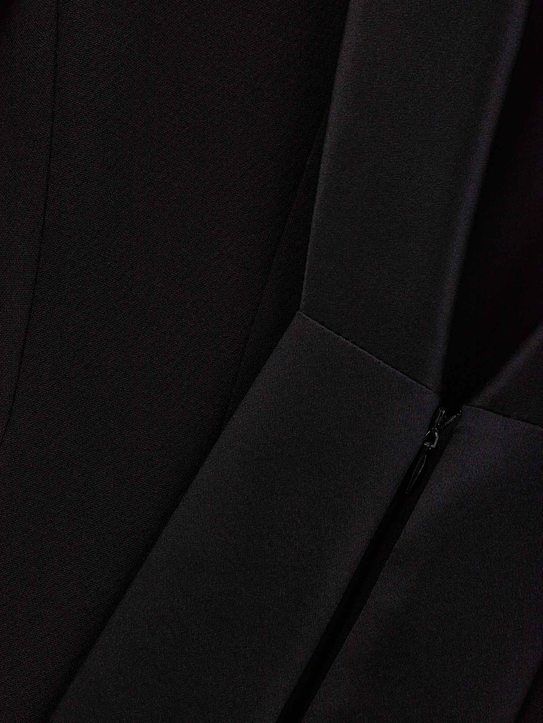 Платье скульптурного силуэта