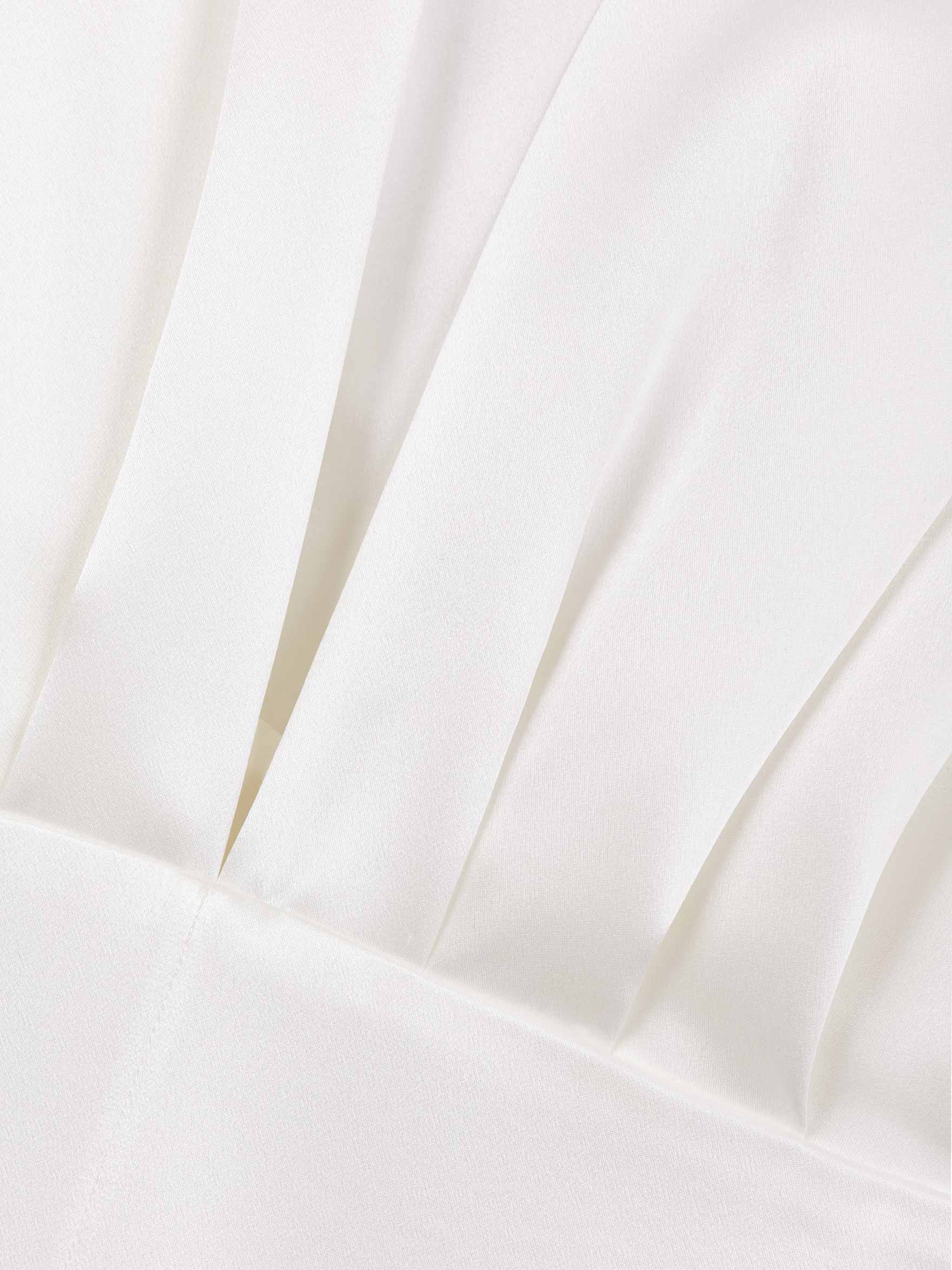 Платье из атласного шелка с глубоким вырезом