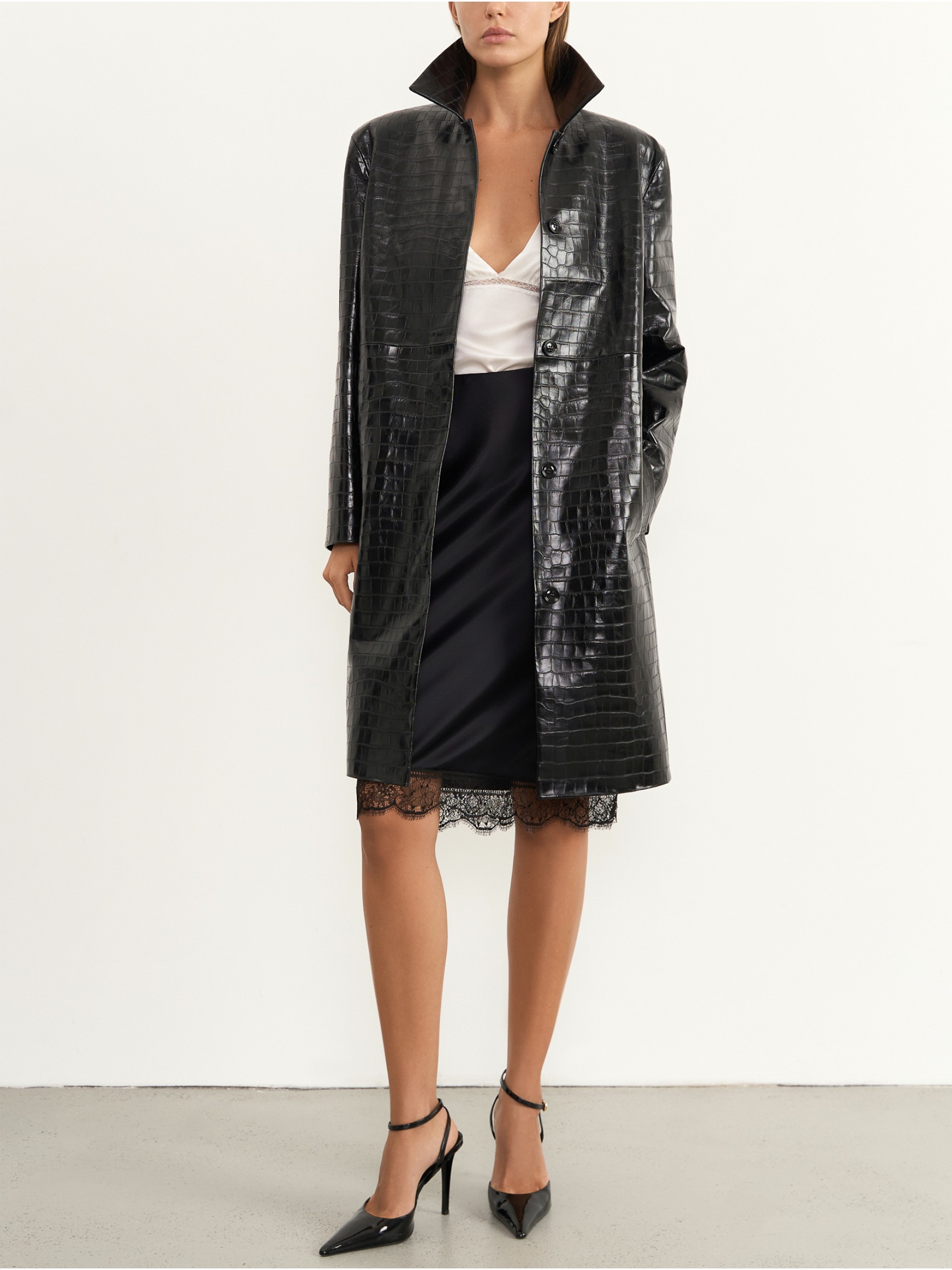 Плащ из кожи под крокодила