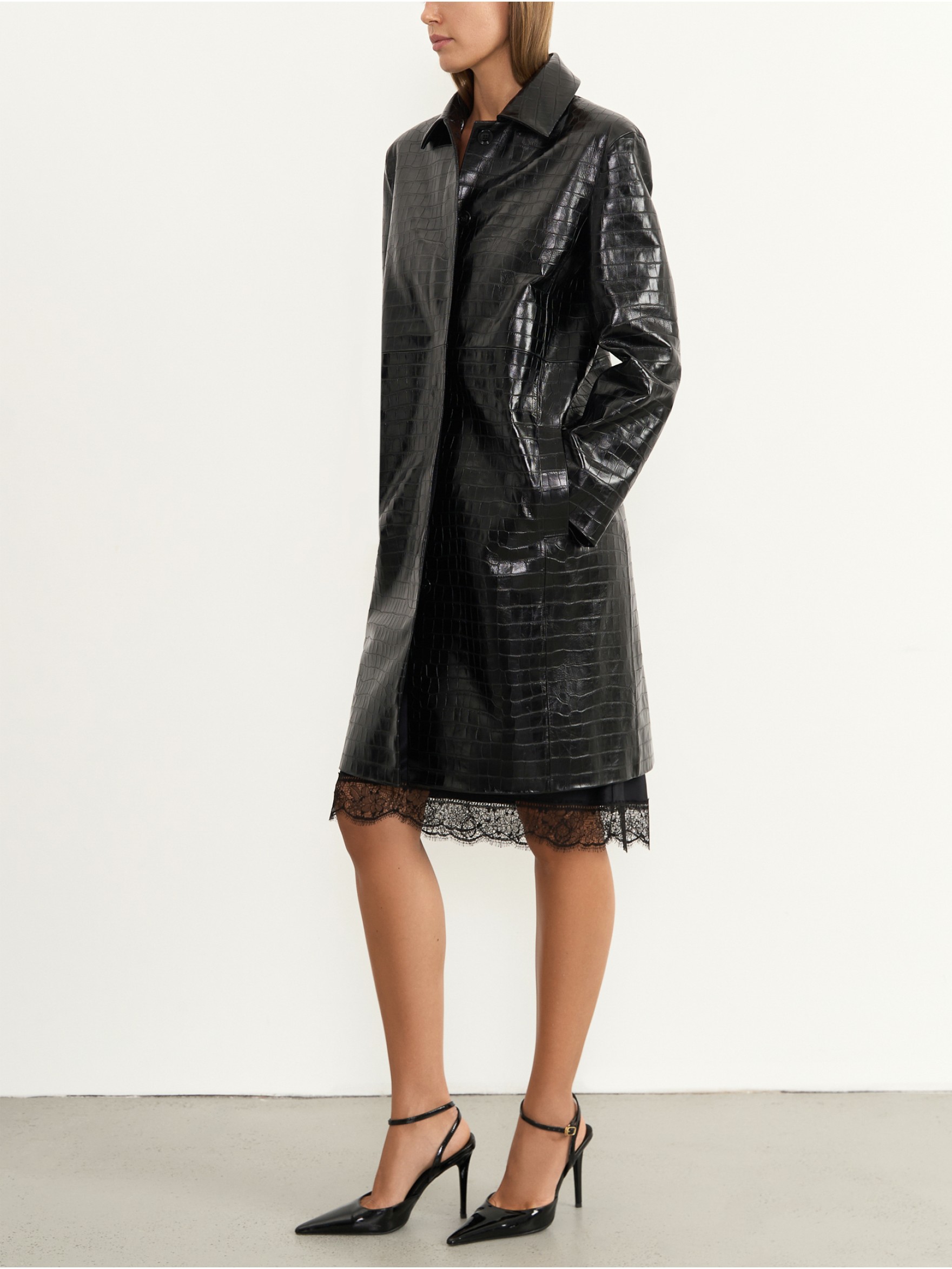 Плащ из кожи под крокодила