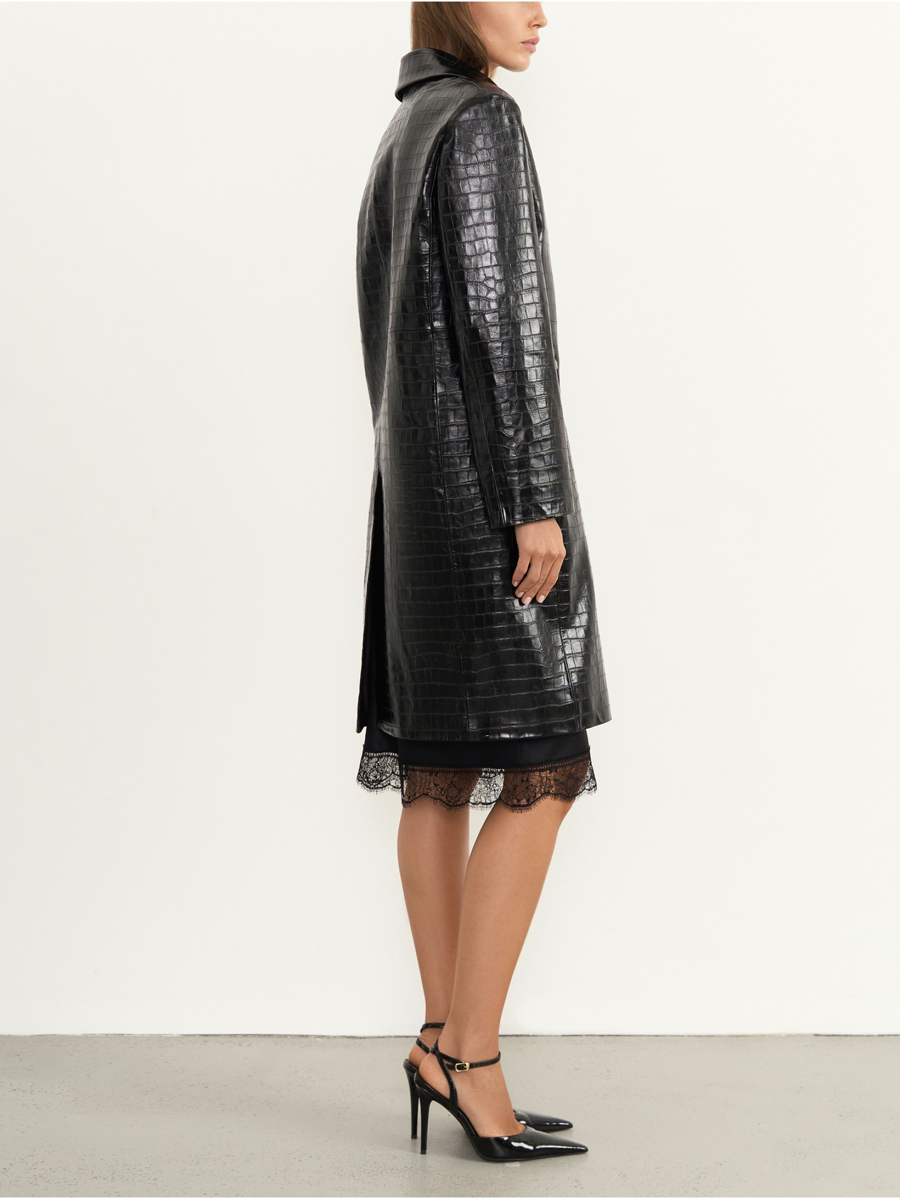 Плащ из кожи под крокодила