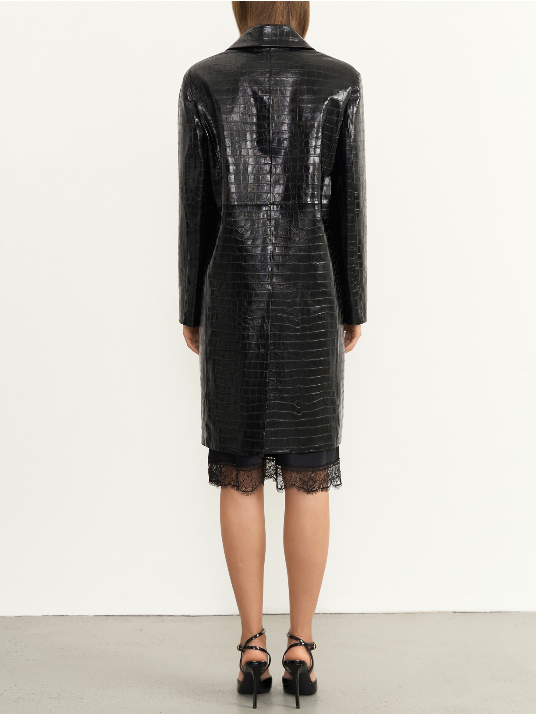 Плащ из кожи под крокодила