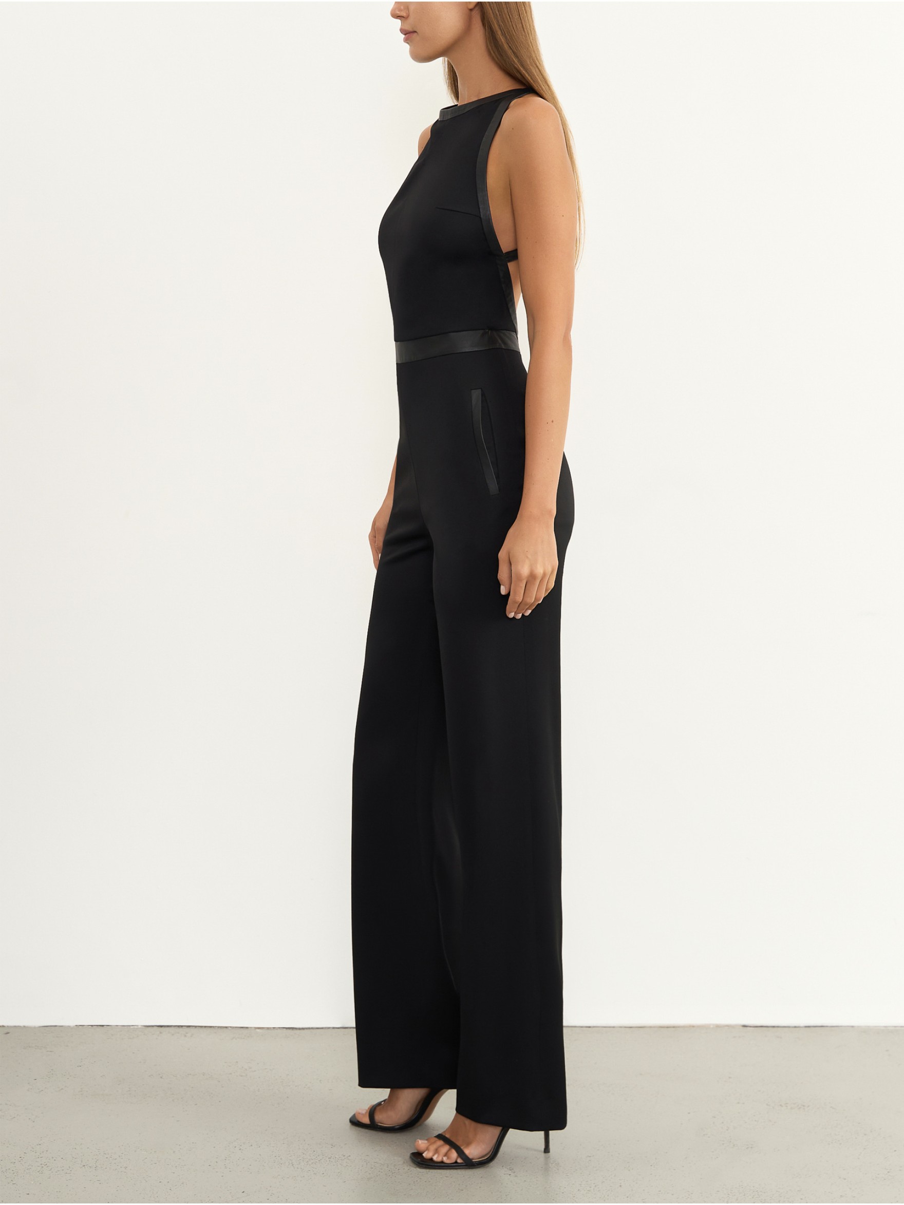 Комбинезон с открытой спиной