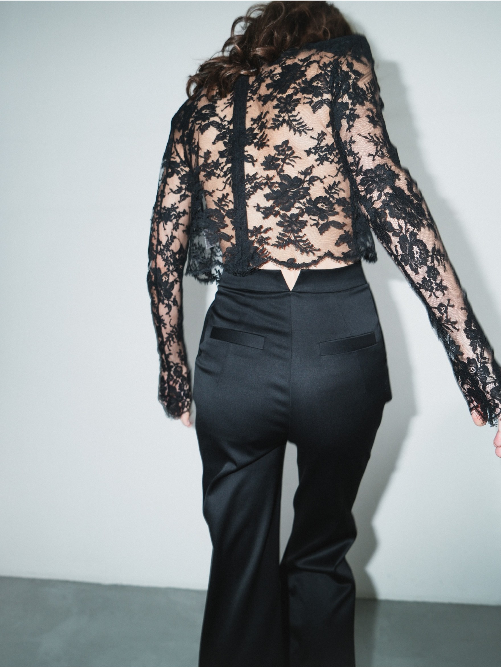 Топ из кружева с длинным рукавом