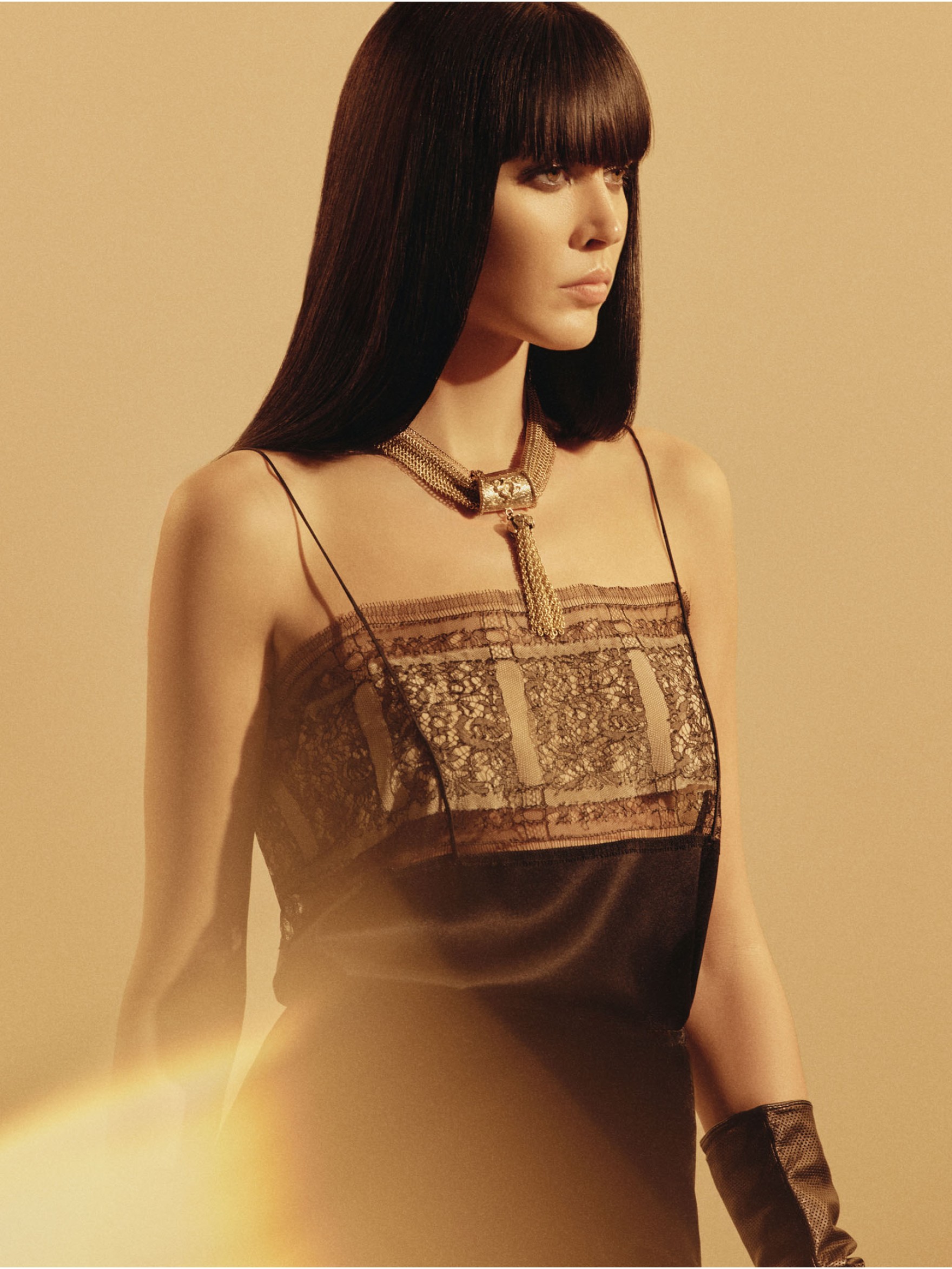 Топ из шелка и кружева на бретелях