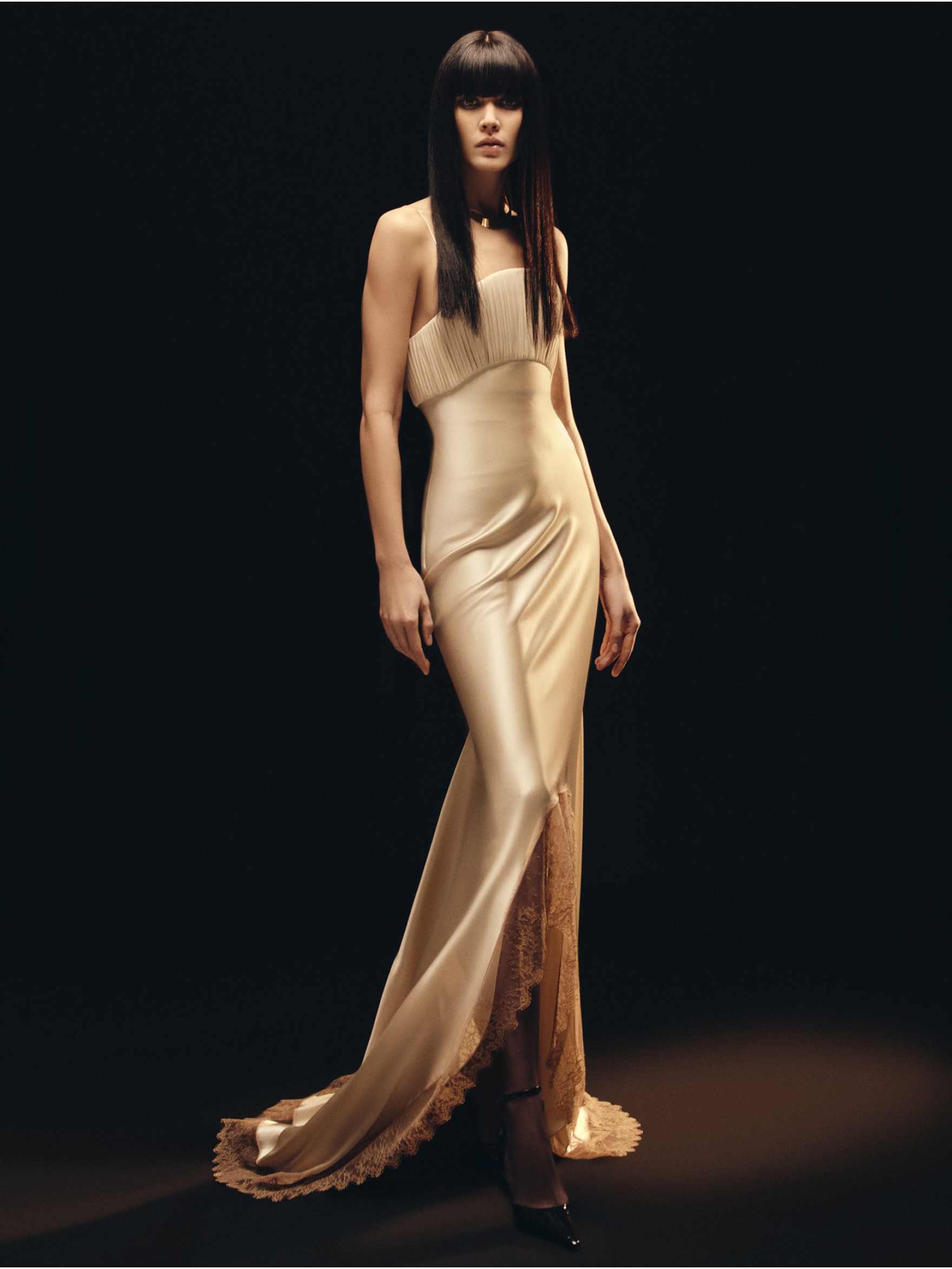 Платье миди со шлейфом на бретелях из шелка и кружева